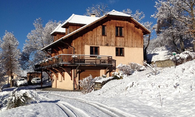 Chorges House | Idyllic Chalet with Lake and Mountain Views - Guest Rated 10/10