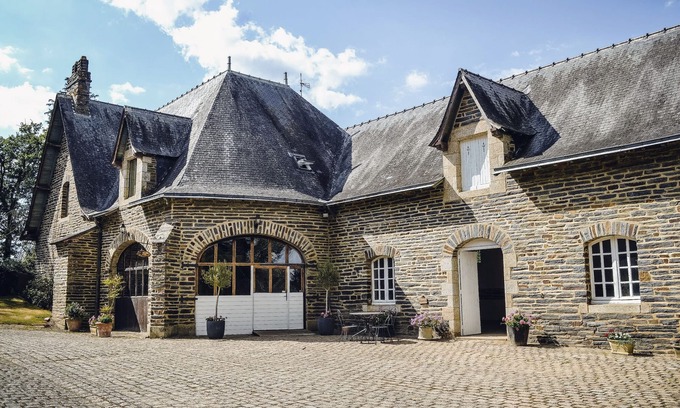 Saint-Just House | Large character house set in a private estate, swimming pool, tennis court.