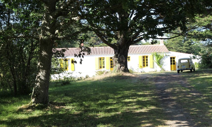 Ile d'Yeu House | Secluded Coastal Retreat with Ocean Views and Pet-Friendly Amenities