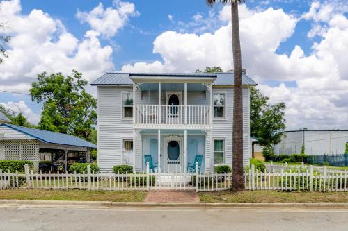 Brunswick House | Colonial Retreat 20 Minutes from the Beach, Pet-Friendly Stay