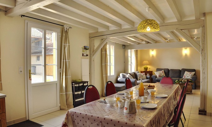 Rosnay-l'Hopital House | Spacious Cottage for 10 with Ocean and Lake Views