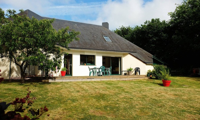 Moelan-sur-Mer House | Inviting House with Pool & Ocean View near Pont Aven Beaches