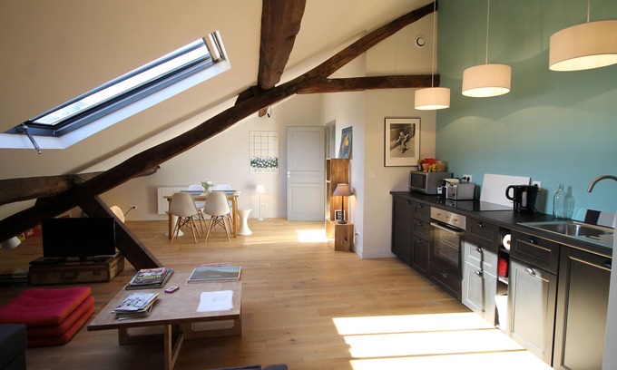 Notre-Dame Apartment | Cozy Apartment Steps from the Palace of Versailles