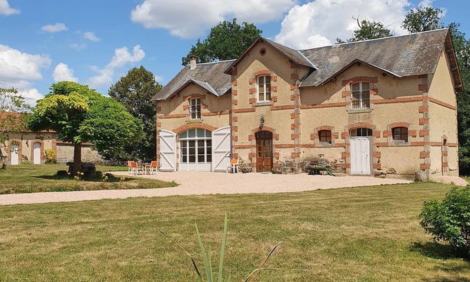 Betete House | Spacious Authentic Home with Beautiful Garden & Spa