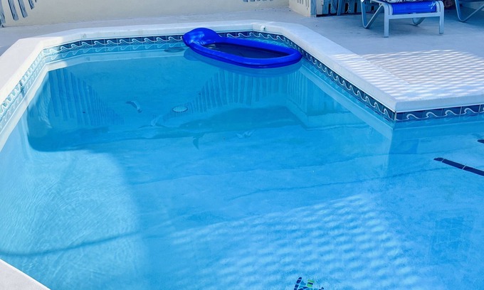 Nassau Condo | Beautiful Condo by Cable Beach with Pool & Breakfast