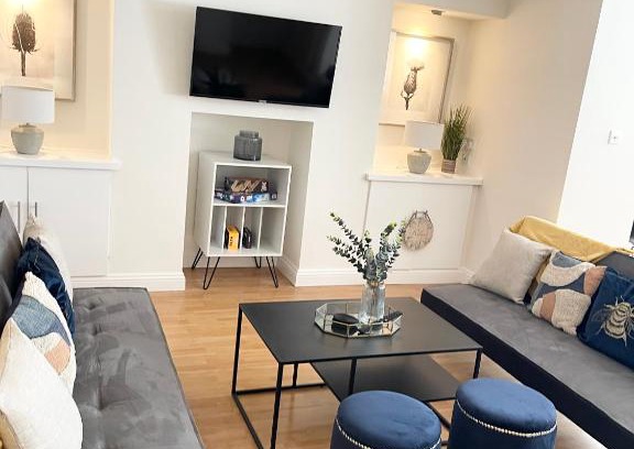 Swindon Apartment | Cozy Basement Flat in Old Town - Pet Friendly & Accessible