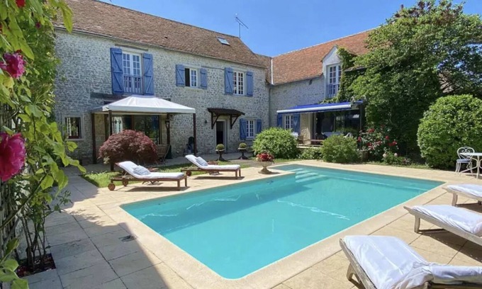 Echilleuses House | Relaxing Pet-Friendly Retreat with Pool Near Paris
