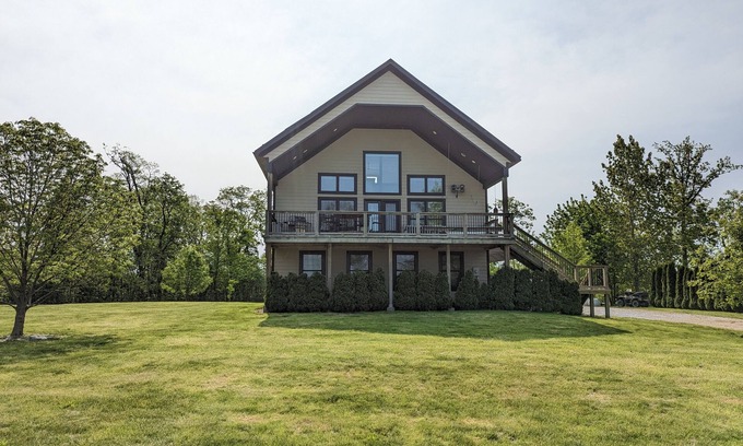 Kingsville Cottage | Scenic Cottage with Kitchen, Pet Friendly & Sunset Views