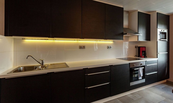 Le Bizet House | Inviting Cottage with Kitchen Overlooking Sunny Courtyard