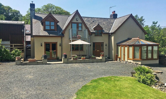 Llangammarch Wells Cottage | Family-Friendly Retreat with Enclosed Garden for Pets