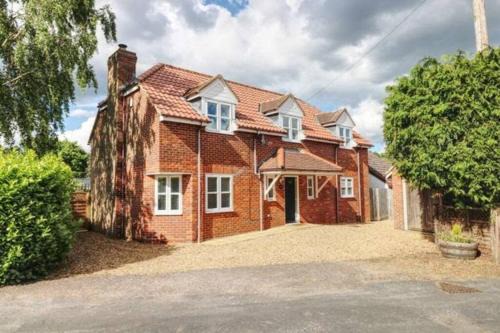 Ely House | Idyllic Cambridgeshire Countryside Home with Hot Tub