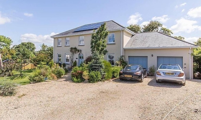 Par House | Large Detached Family House Near Beach Great For Extended Family Get Togethers