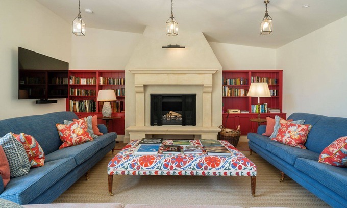 Little Coxwell House | Pet-Friendly Coppers Barn with Hot Tub in the Cotswolds