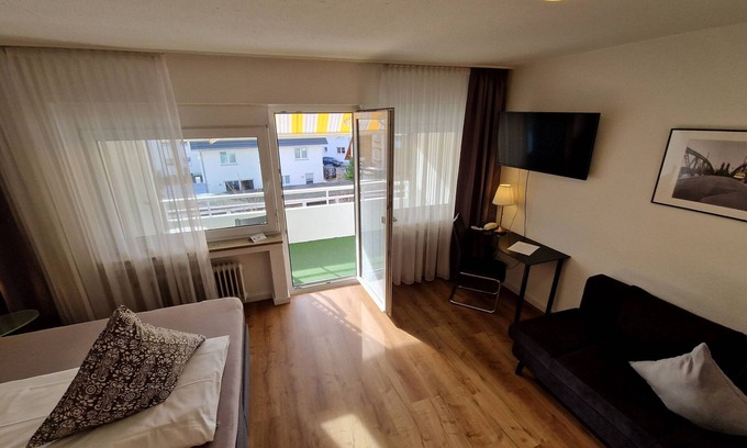 Stuhlinger-Eschholz Apartment | Large double room with bathtub/WC