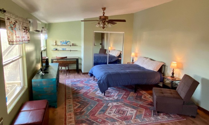 Moriarty Apartment | Cozy Efficiency Apartment with Kitchenette & Laundry Access