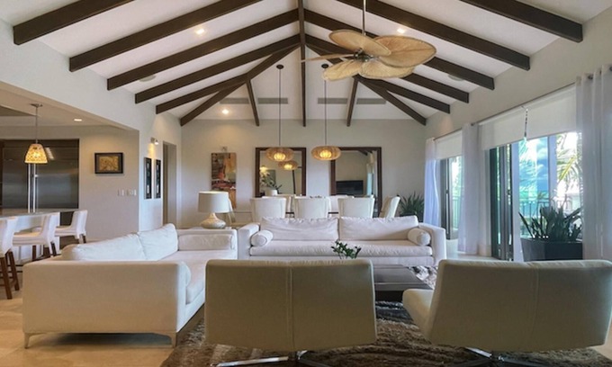 Herreras Apartment | Villa Seabreeze: Oceanfront Four Bedroom Apartment for Families