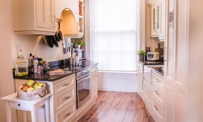 Grand Canal Dock House | Spacious Ensuite Room in Historic House by the Canal