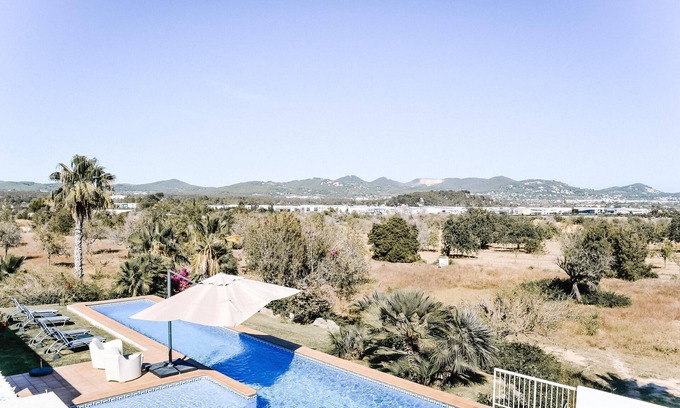 Sant Rafael de Sa Creu Villa | Spacious Villa Near Ibiza Town with Pool and Spa Amenities