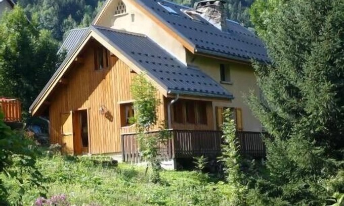 Oz Ski Chalet | Spacious Family Chalet in Oz-Vaujany with Pool Access