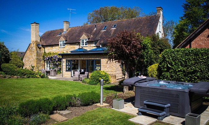 Sedgeberrow Cottage | Family-Friendly Manor House with Hot Tub - Sleeps 10