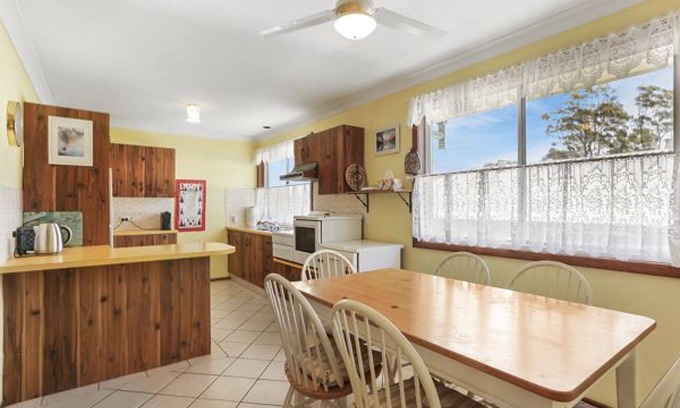 St. Georges Basin House | Large Family Home - Walk to Shops & Water's Edge