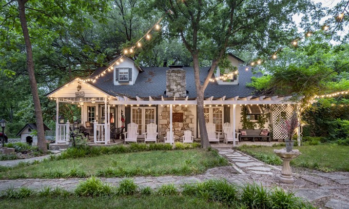 Glen Rose House | Family Retreat Near Dinosaur Tracks with Pool & Breakfast