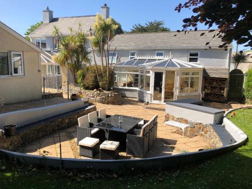 Truro House | Family-Friendly Retreat - Sleeps 10, Central & Pet Friendly