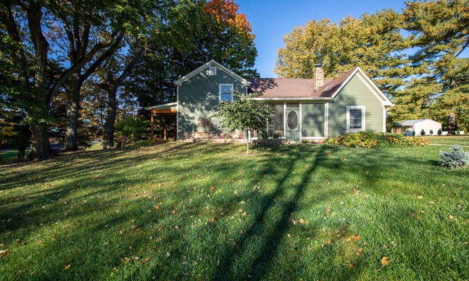 Zionsville Other | Spacious Farmhouse with Hot Tub - Perfect for Family Retreats