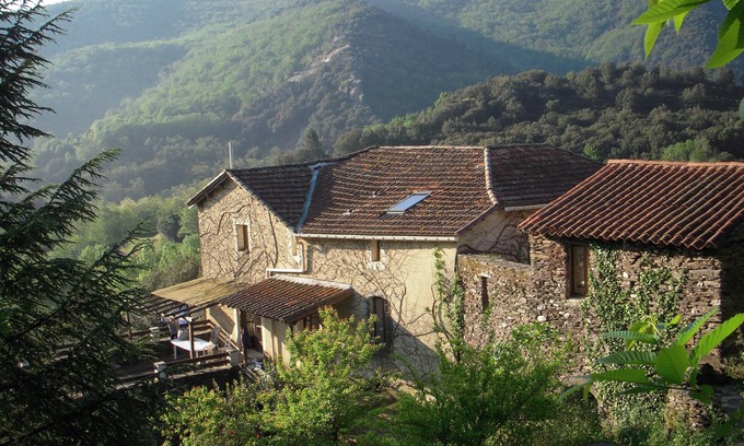 Les Plantiers House | Inviting Farmhouse: Four Bedrooms, Pool & Breakfast Included