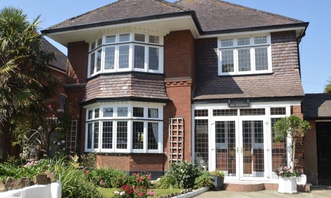 Shanklin House | Spacious Four Bedroom Home Near Scenic Walks & Beach