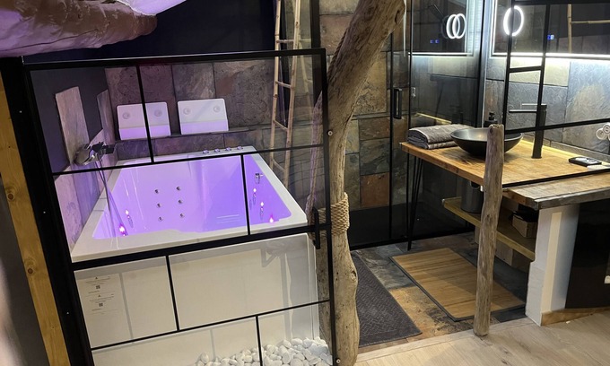 Entraigues-sur-la-Sorgue Apartment | Cozy Hotel Retreat with Double Whirlpool & Lake Views