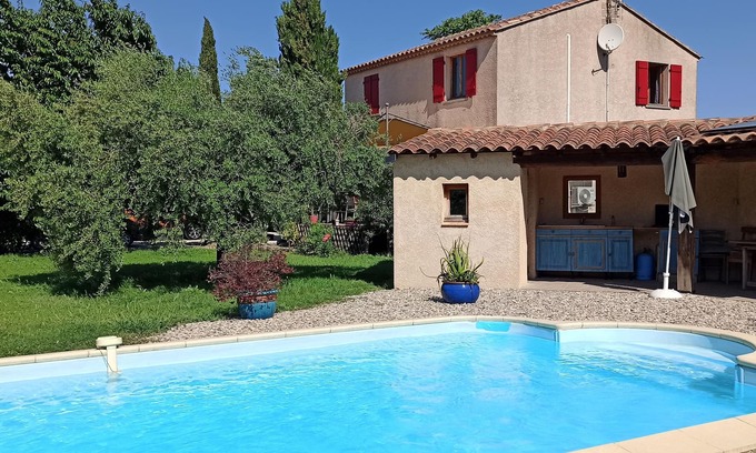 Sainte-Cecile-les-Vignes House | Spacious Villa with Pool in a Picturesque Provencal Village