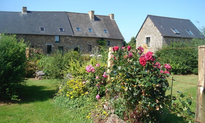 Saint-Germain-en-Cogles Cottage | Idyllic Gîte for 12 in Fougères - Spa and Hot Tub Await