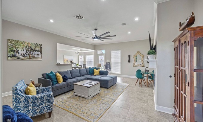Hammond House | Large Game Room Pool Table 3 King Beds Large Pool