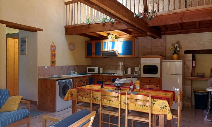 Corpe Cottage | Spacious Gîte for 9 with Pool - Pet and Child Friendly