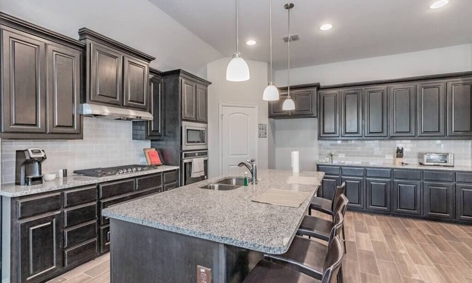 Garland House | Inviting 4BR Family Retreat with Kitchen & Child-Friendly Amenities