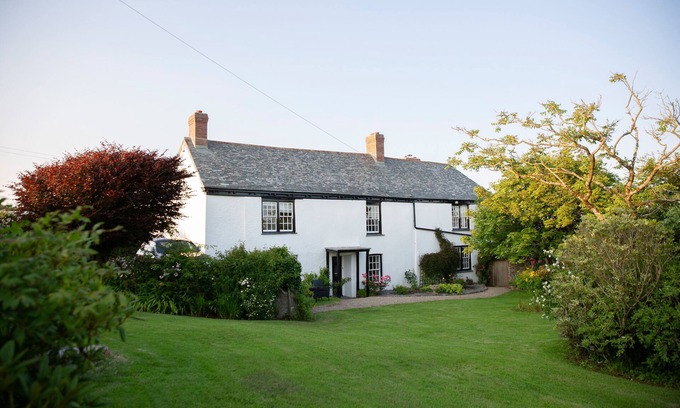 Bude House | Historic 17th Century Farmhouse with Oceanfront Views