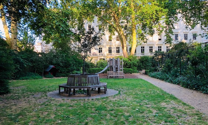 Warwick Apartment | Explore South Belgravia with Exclusive Park Access!