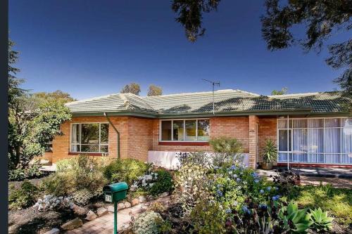 Pasadena House | Spacious Group House: Pet and Child Friendly Amenities