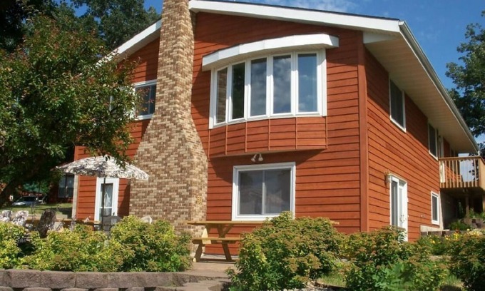 New London House | Ideal Lake Home for Large Groups – Relax Year Round