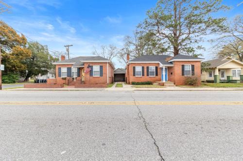 New Iberia House | Ideal Getaway for Large Groups - Two Homes Side by Side