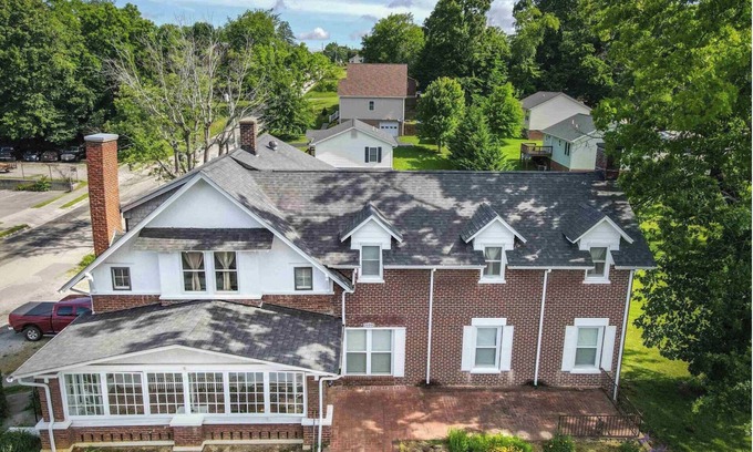 Christiansburg Apartment | Large, Historic 2 bedroom apartment close to downtown Cburg and VT.