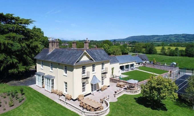 Bishops Lydeard House | Spacious Holiday House with Pool, Hot Tub & Tennis Court