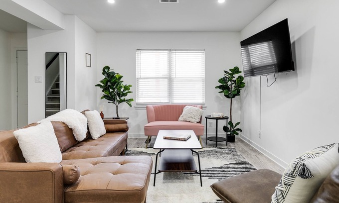 Richmond House | Ideal Family Getaway: 2 Blocks from Lake with Outdoor Dining