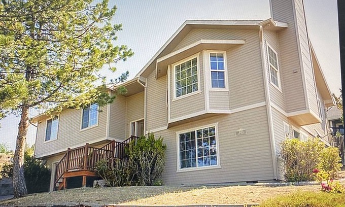 Altamont House | Ideal Home Near Oregon Tech with Pool & Family Amenities