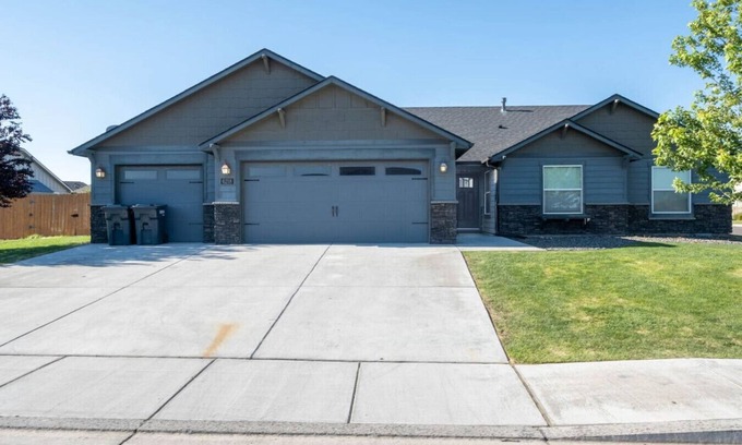 South Richland House | Large Home, Garage, Large Fenced Yard #6218