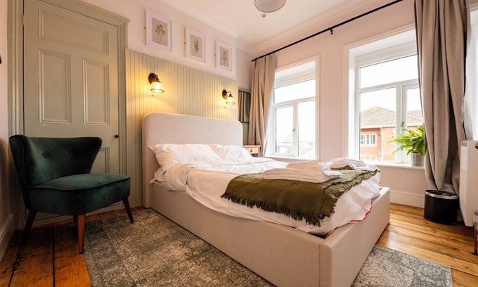 Grangetown House | Spacious Cardiff City Center Home with 14 Beds & Kitchen