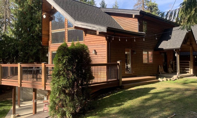 Vernon House | Spacious Retreat Near Lakes with Spa and Hot Tub Access