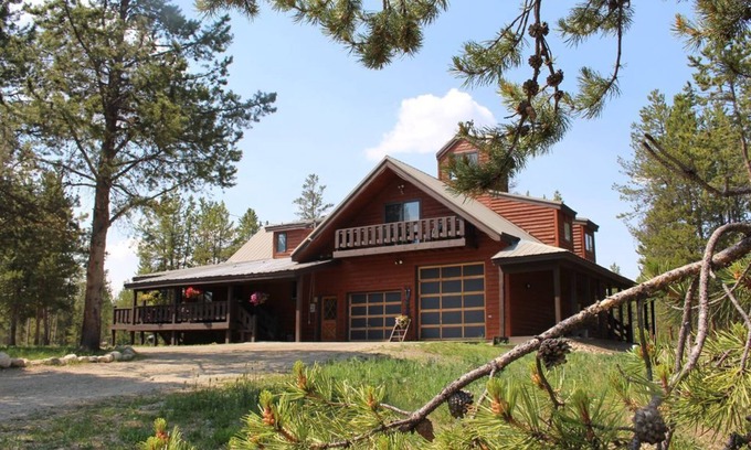 Fraser House | Spacious Home with Hot Tub & Spa - Guest Rated 9.8/10
