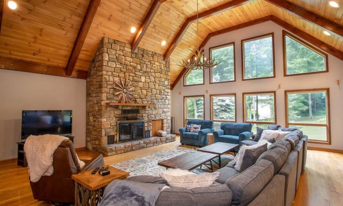 Sugar Mountain Cabin | Comfortable Home Retreat on Sugar Mountain with Pool & Spa